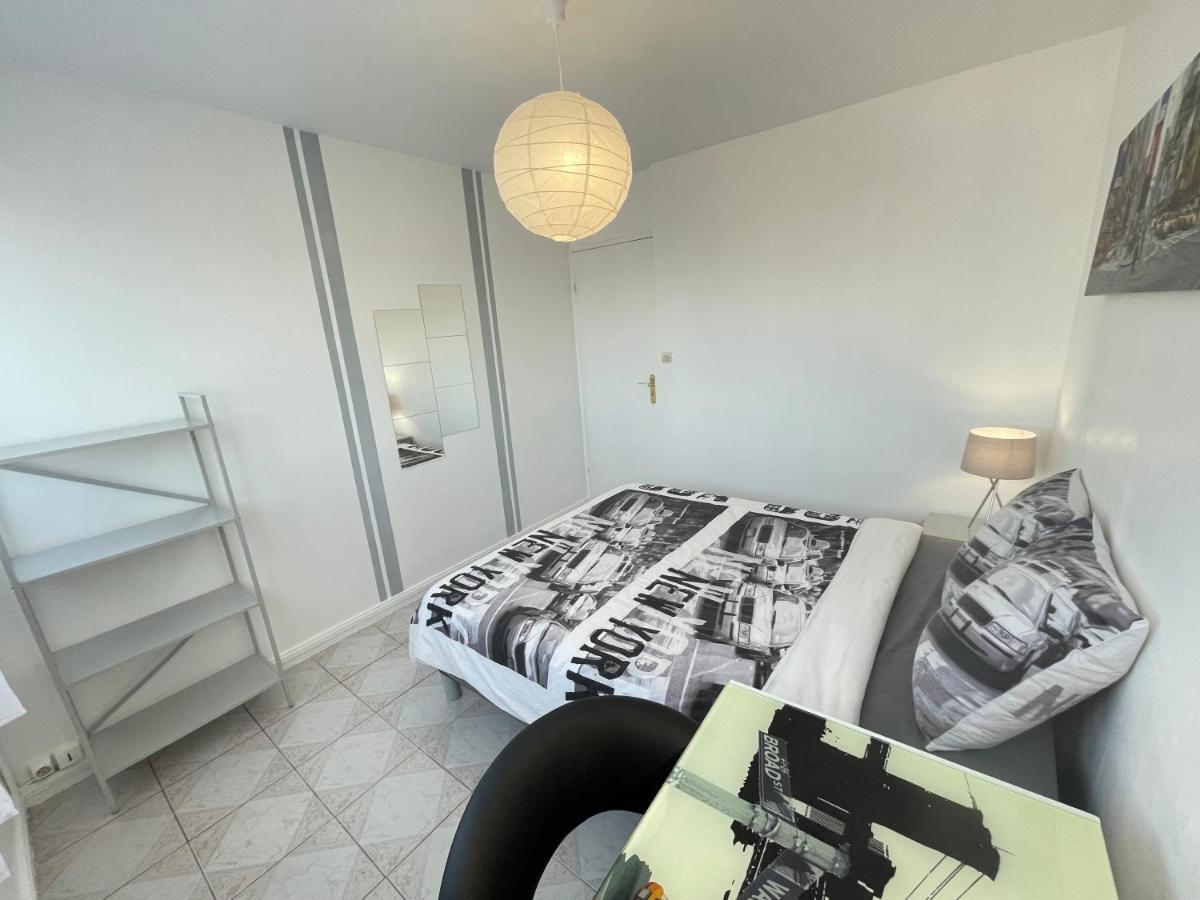 Chambre privée en colocation dans un appartement au centre de rillieux la pape Esterno foto