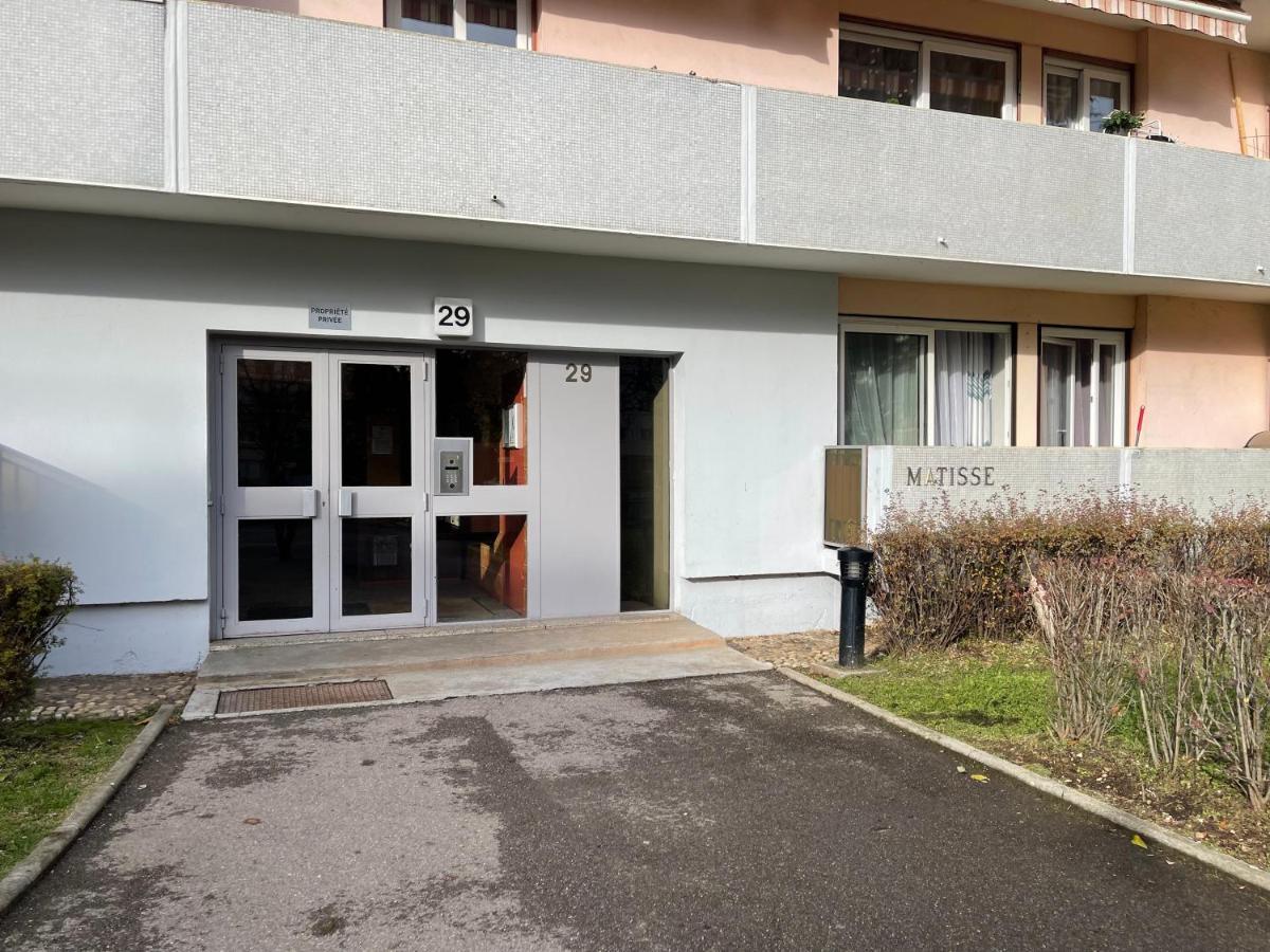Chambre privée en colocation dans un appartement au centre de rillieux la pape Esterno foto